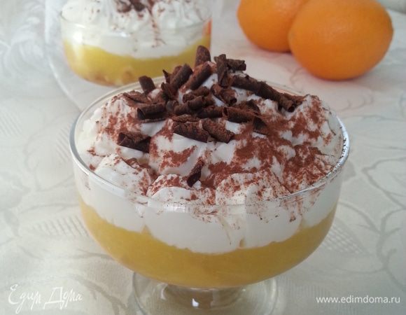 Поверх полностью остывшего крема выкладываем крем из маскарпоне, присыпаем какао-порошком, шоколадной стружкой. Приятного аппетита!