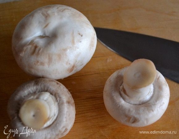 Шампиньоны вымыть, обсушить и нарезать пластинками (небольшие грибы можно разрезать на 2-4 части).