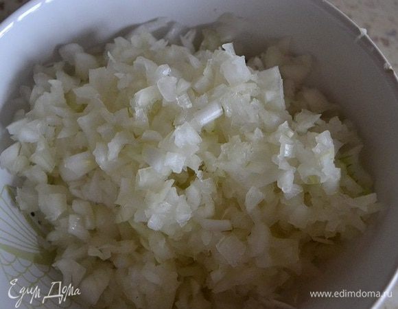 Лук очистить и порезать средними кубиками.