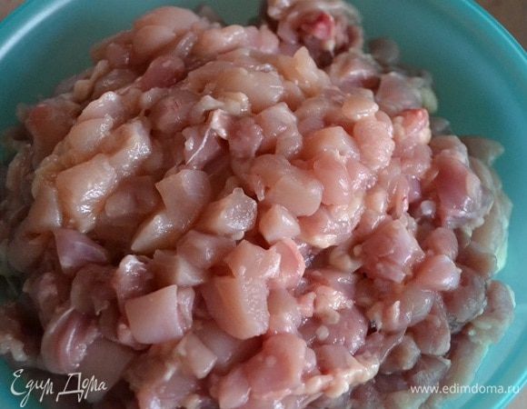 Куриное мясо вымыть, обсушить и нарезать небольшими кусочками.