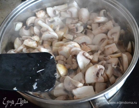Грибы обжариваю до момента когда они начнут немного поджариваться, главное не передержать, нужно чтобы грибы были влажные, в душистом соке, чуть-чуть поджаренные.