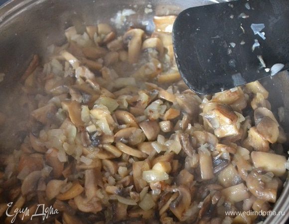 Лук начинаю обжаривать на несколько минут позже по отношению к грибам и курице, так как он готовится быстрее, обжариваю до нежного золотистого цвета, когда он становится мягким и полупрозрачным и выкладываю в сотейник к грибам.