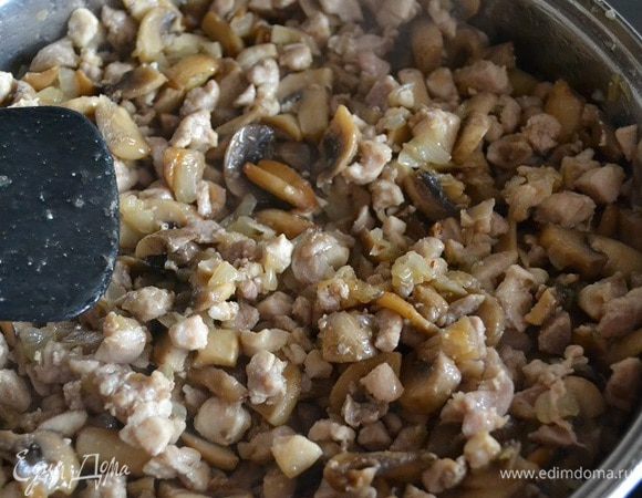 На сильном огне обжариваю кусочки курицы до полуготовности, пока не начнут немного золотиться бочка, осторожно! не пересушите. Во время жарки курицы образуется много сока, его можно слить в грибы. Выкладываю в сотейник.