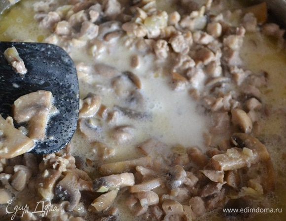 Когда все ингредиенты собраны вместе в сотейнике, подсаливаю по вкусу и добавляю к ним предварительно подогретые сливки (чтобы не свернулись от температуры).