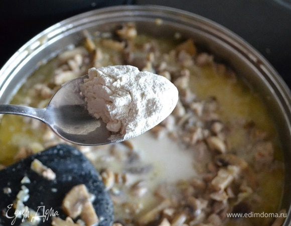 Подсыпаю немного муки (для клейкости соуса). Перемешав получившуюся массу, накрываю крышкой и оставляю тушиться.