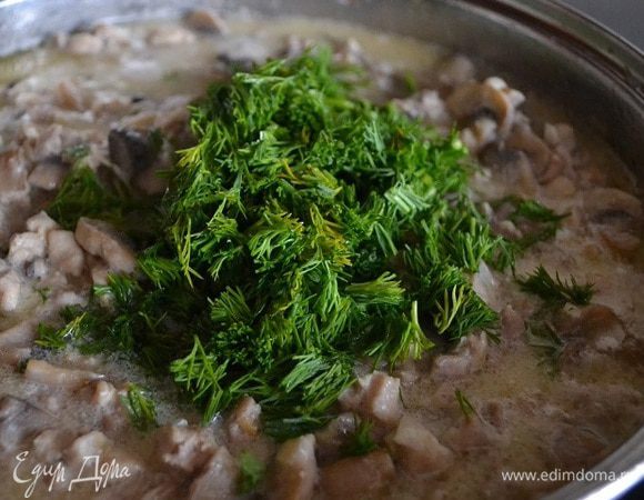 В это время мелко рублю укроп и тоже добавляю в сотейник.