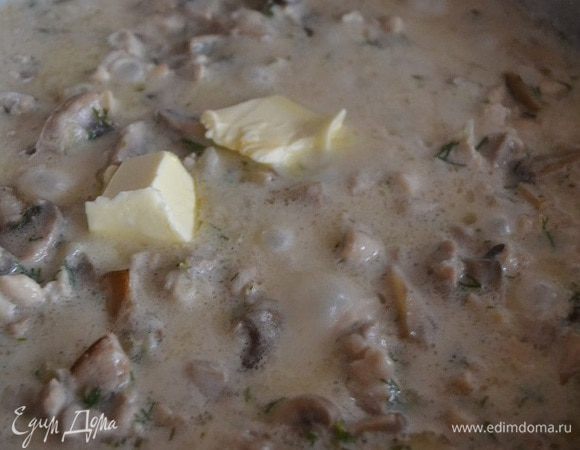 Минут через 5 выключаю огонь, оставляю сотейник на теплой конфорке, добавляю кусочек масла и оставляю под крышкой, пока масло не растает, далее все перемешиваем.