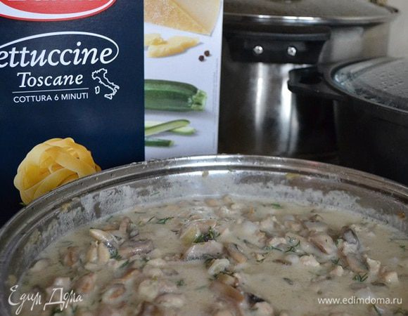 Параллельно с обжаркой ставлю кастрюлю воды для пасты. Когда вода закипит, подсаливаю и добавляю пасту. Фетучини Barilla варится до состояния al dente около 4х минут, поэтому необходимо заранее рассчитать процесс, чтобы паста была готова к моменту, когда будет готова заправка. После того как вы откинули пасту на дуршлаг (ни в коем случае не промывая) выкладываем в сотейник и перемешиваем с заправкой, оставляем под крышкой.