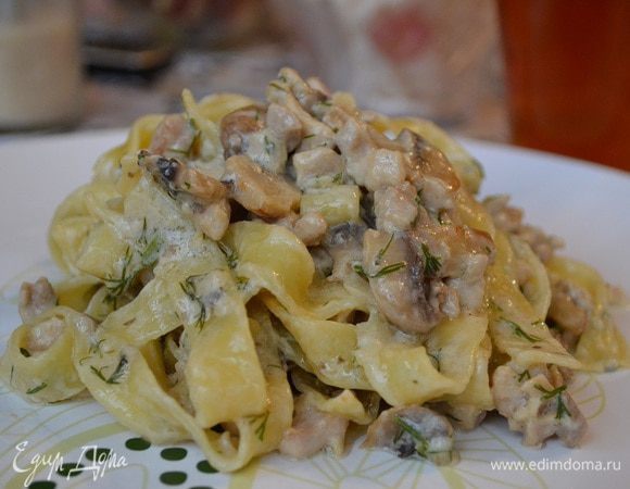 Пока семья собирается к столу, паста как раз успевает настояться и пропитаться чудесным запахом заправки.
Приятного аппетита!