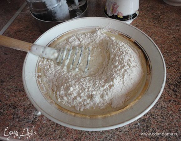 Яйца с сахаром и солью взбить и добавить к кефиру. Добавить питьевую соду, муку и хорошо перемешать венчиком. Количество соли и сахара зависит от вашего личного вкуса и от того, с какой начинкой вы собираетесь использовать блинчики. Влить водку, всыпать просеянную муку и хорошо перемешать венчиком. Закипятить воду и, продолжая помешивать, добавить небольшими порциями в тесто.