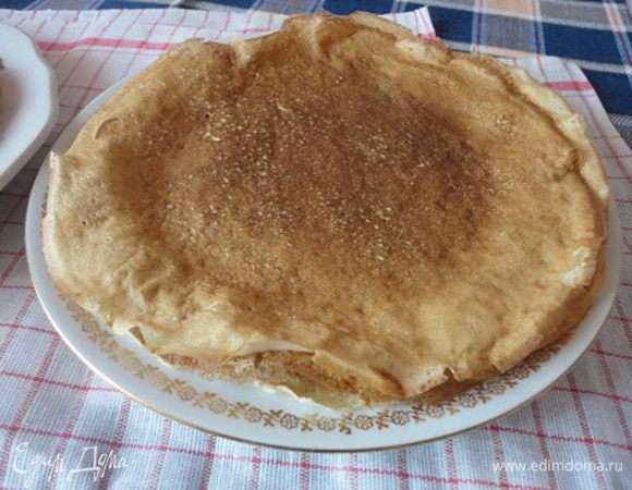 Я обычно выпекаю большие блины, которые едим без начинки, а с вареньем, сметаной, медом - кому что нравится.