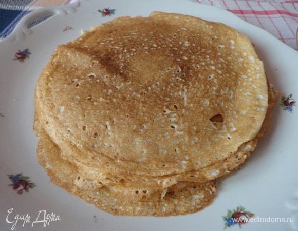 На маленькой сковороде блинчики для начинки.