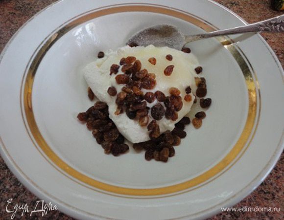 Любимая сладкая начинка в нашей семье - творог со сметаной, сахаром, ванилью и изюмом.