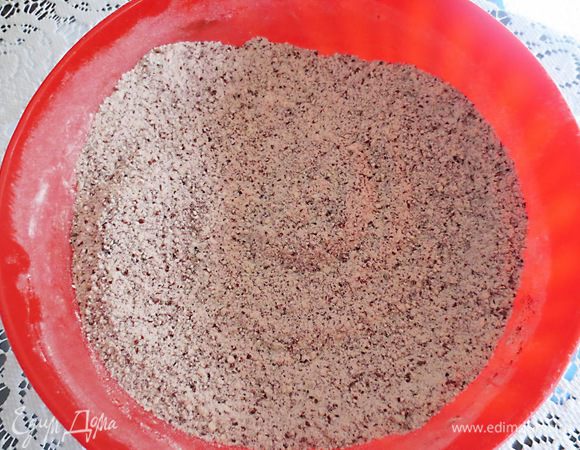 Миндальную муку высыпать в миску. Добавить измельченный шоколад, перемешать.