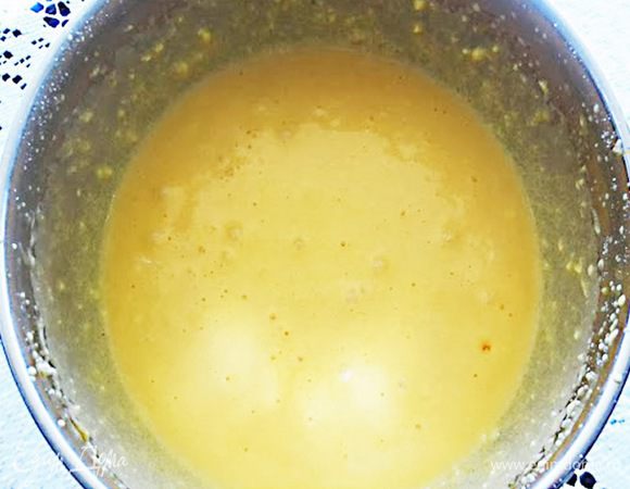 Отделить желтки от белков и положить в разные миски. Оставить на полчаса, чтобы они стали комнатной температуры. Желтки смешать с сахаром, взбить  до густой бледной пены. Затем добавить сливочное масло и вновь взбить.