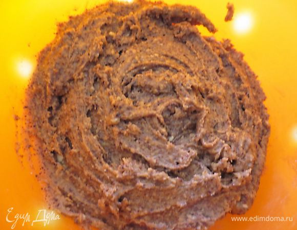 В три захода добавить мучную смесь, аккуратно перемешивая.