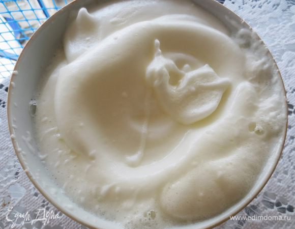 Отдельно взбить белки до густой пены.