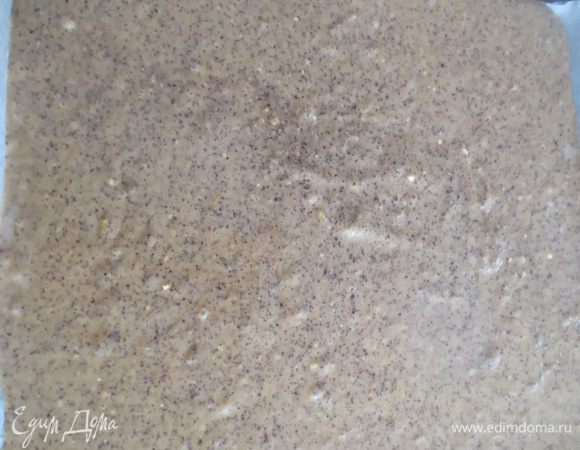 Противень застелить бумагой для выпечки, смазать ее маслом и выложить тесто, равномерно распределив его по поверхности.