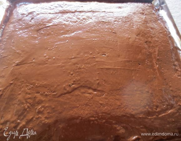 Шоколад поломать на кусочки, растопить на водяной бане.
Сливки довести до кипения, добавить шоколад и сливочное масло. Перемешать и оставить остывать. Лучше крем поставить в холодильник на время, чем больше он там будет находиться, тем он станет более послушным.
Равномерно нанести крем на корж.