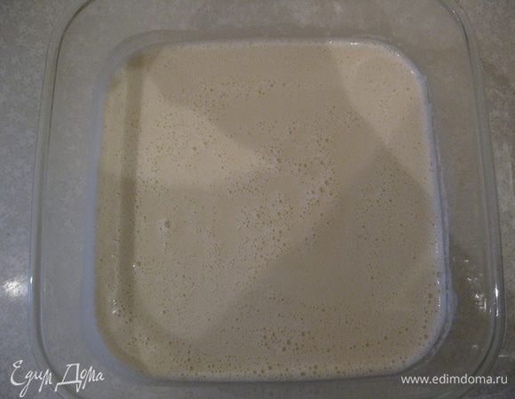 В последнюю очередь добавить яйца. Соду погасить уксусом. 
Замесить тесто и выпекать блинчики с 2-х сторон.