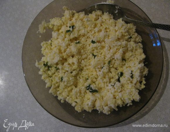 Делаем начинку: Яйца отварить и потереть на терке. Сыр также потереть на терке. Добавить рубленую петрушку и все перемешать.