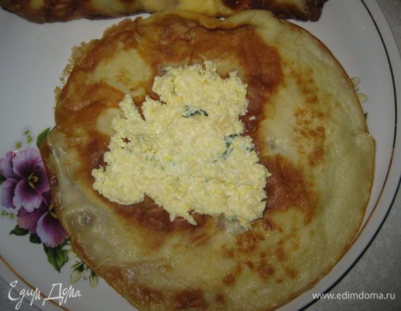 Начинить начинкой блины.