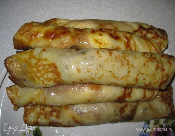 Свернуть в трубочку. Выложить друг на друга. Можно разрезать. Посыпать петрушкой, добавить сметаны и подавать к столу теплыми.
Приятного аппетита и Всех поздравляю С Масленицей!