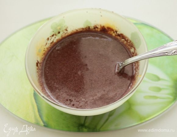 Молотую черемуху просеять и залить горячим молоком. Оставить на время.