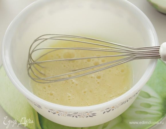 Яйцо слегка взбить венчиком с сахаром.