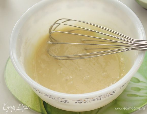 Добавить соль, соду, 2 ст.л муки, перемешать.