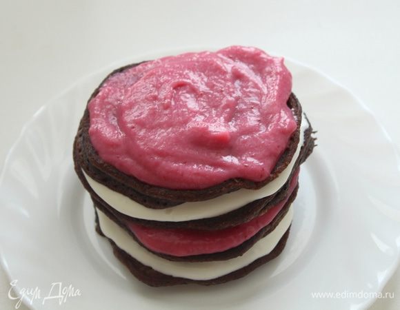 Смазать оладьи сливочным кремом и брусничным курдом по очереди.