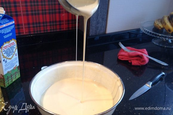 Приготовьте тесто для блинчиков: взбейте яйца с солью и сахаром, добавьте кефир и муку, перемешайте чтобы не было комочков. Все время помешивая влейте по чуть-чуть молоко, добавьте растительное масло.