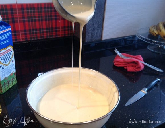 Приготовьте тесто для блинчиков: взбейте яйца с солью и сахаром, добавьте кефир и муку, перемешайте чтобы не было комочков. Все время помешивая влейте по чуть-чуть молоко, добавьте растительное масло.