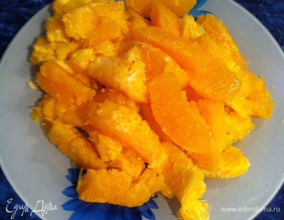 Апельсины очищаем, разделываем на дольки. Удаляем белые волокна и перегородки. 
Мне не очень повезло с апельсинами, некоторые были уже суховаты и дольки не получались целыми, как я того хотела.
Самые красивые дольки я отложила для украшения.