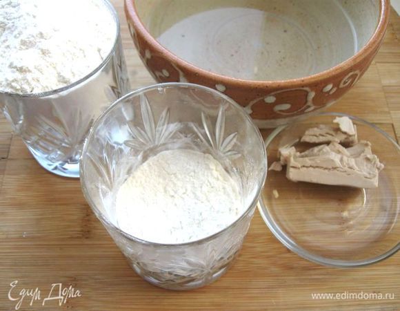 Поставить опару из пшеничной муки, чуть теплой воды и дрожжей. Перемешать и поставить в теплое место на 1 – 1,5 часа. 