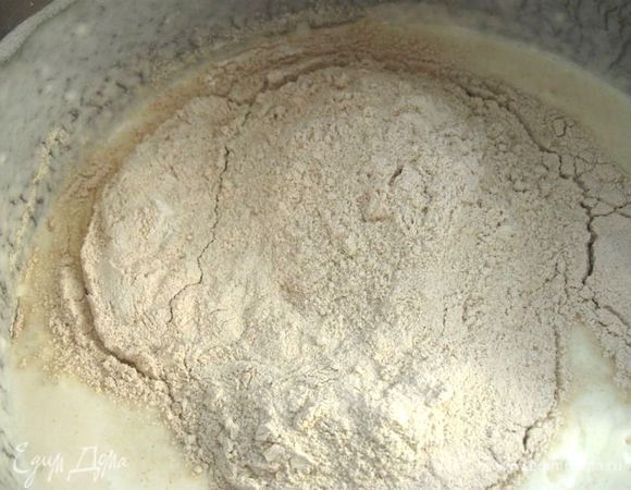 Всыпать в опару гречневую муку и добавить 300 мл горячего молока, размешать быстро, потом добавить постепенно еще 300 мл теплого молока, перемешать. Посолить, добавить сахар, сливочное масло, растертое с желтками. Перемешать и оставить в теплом месте минут на 30 – 40.

