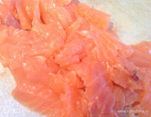 Тонко нарежьте форель.