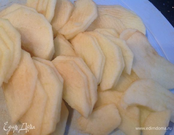 Яблоки почистите, удалите сердцевину и тоже тоненько нарежьте.