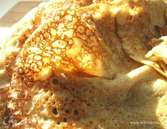 Сковородку, желательно чугунную, раскалить, смазать оливковым маслом и выпечь блины, аккуратно переворачивая их. Вот такие красавцы получатся у вас. Украсить блины икрой или подать отдельно.

