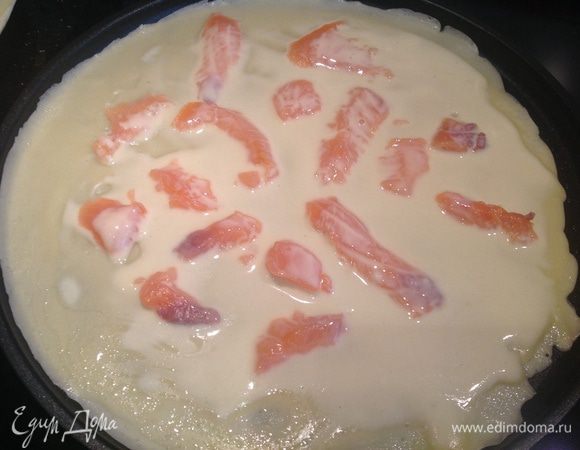 Сверху налейте оставшееся в половнике тесто. Делать это нужно быстро, буквально на весу. Обжарьте блин с двух сторон, как обычные блины. Только не пережарьте, иначе припек прилипнет к сковороде, но даже если это случилось, просто уберите сухой бумажной салфеткой.