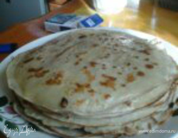 Оговорюсь сразу, из этого количества продуктов получается очень много блинов, но мой муж не умеет готовить мало. Мужчины... 
Из молока, воды, яиц, сахара, соли  и муки замешиваем жидкое тесто. Муку добавляем "на глаз", а вот яиц принципиально 7 штук!!! Жарим блины на раскаленной сковороде. (Прошу прощения, что на заднем плане фотографии оказалась пачка сигарет, готовил и фотографировал муж)