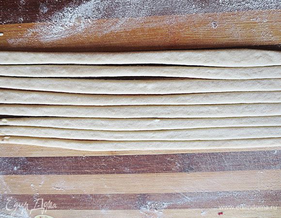 Из другой части теста раскатать лист и нарезать полоски шириной 0.8 мм