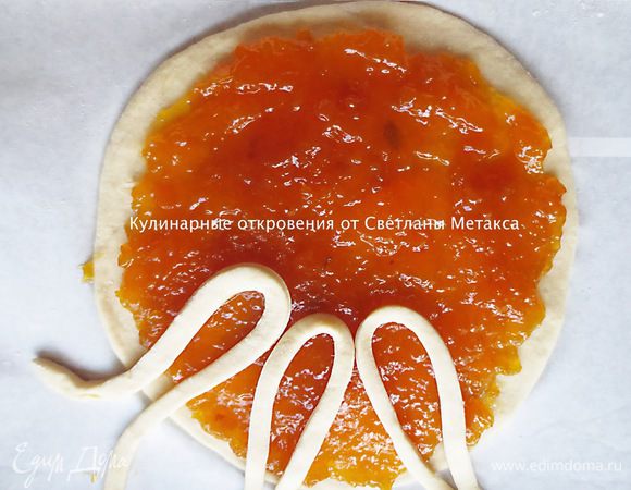 Выкладываем  по кругу первый ряд , формируя из каждой полоски петлеобразную дугу