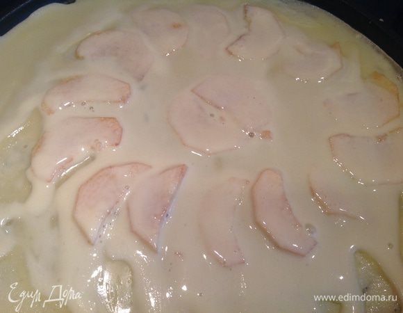 Также выпекайте блины с яблоком.