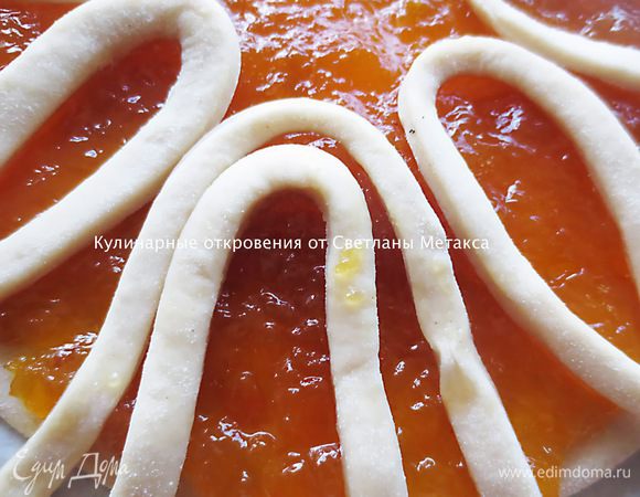 Далее выкладываем второй ряд полосок, чуть выше первого