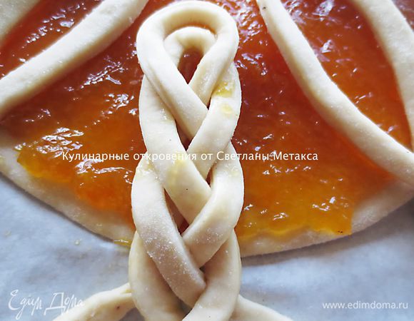 Теперь плетем из 4-х полосок косичку.