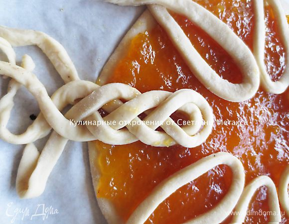 Плетение начинаем с верхней полоски и затем вперемежку.