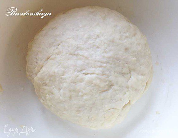 В большую миску просеять муку, добавить соль, сахарный песок, мед, теплое (не горячее) молоко, теплый зеленый чай и 7 ст.л. оливкового масла. Замесить гладкое эластичное тесто. Может понадобиться чуть больше оливкового мала – смотрите по консистенции. Отбить тесто об стол, скатать в шар. Смазать шар оливковым маслом, положить обратно в миску и накрыть полотенцем. Дать тесту отдохнуть минимум 30 минут, лучше на пару часов.