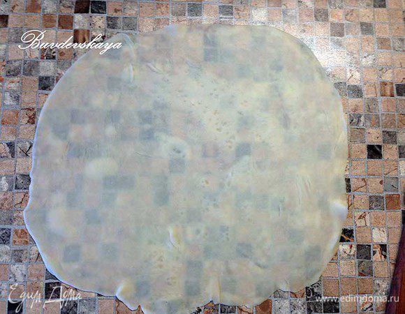 Каждый шарик раскатать скалкой как можно тоньше – тесто должно стать прозрачным. И отправить на разогретую сковороду с 1 ст.л. растительного масла.
