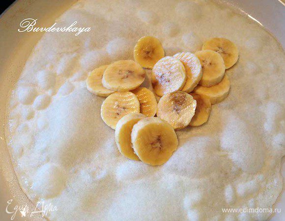 Бананы нарезать кружочками и выложить на центр блина.